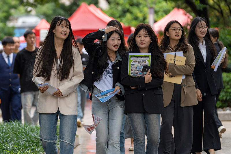学生赶赴招聘会现场。江南(中国)供图